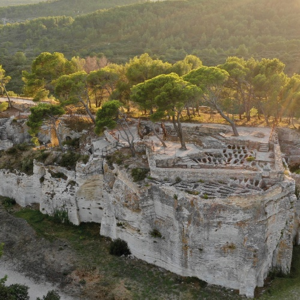 Le monastère creusé dans la colline